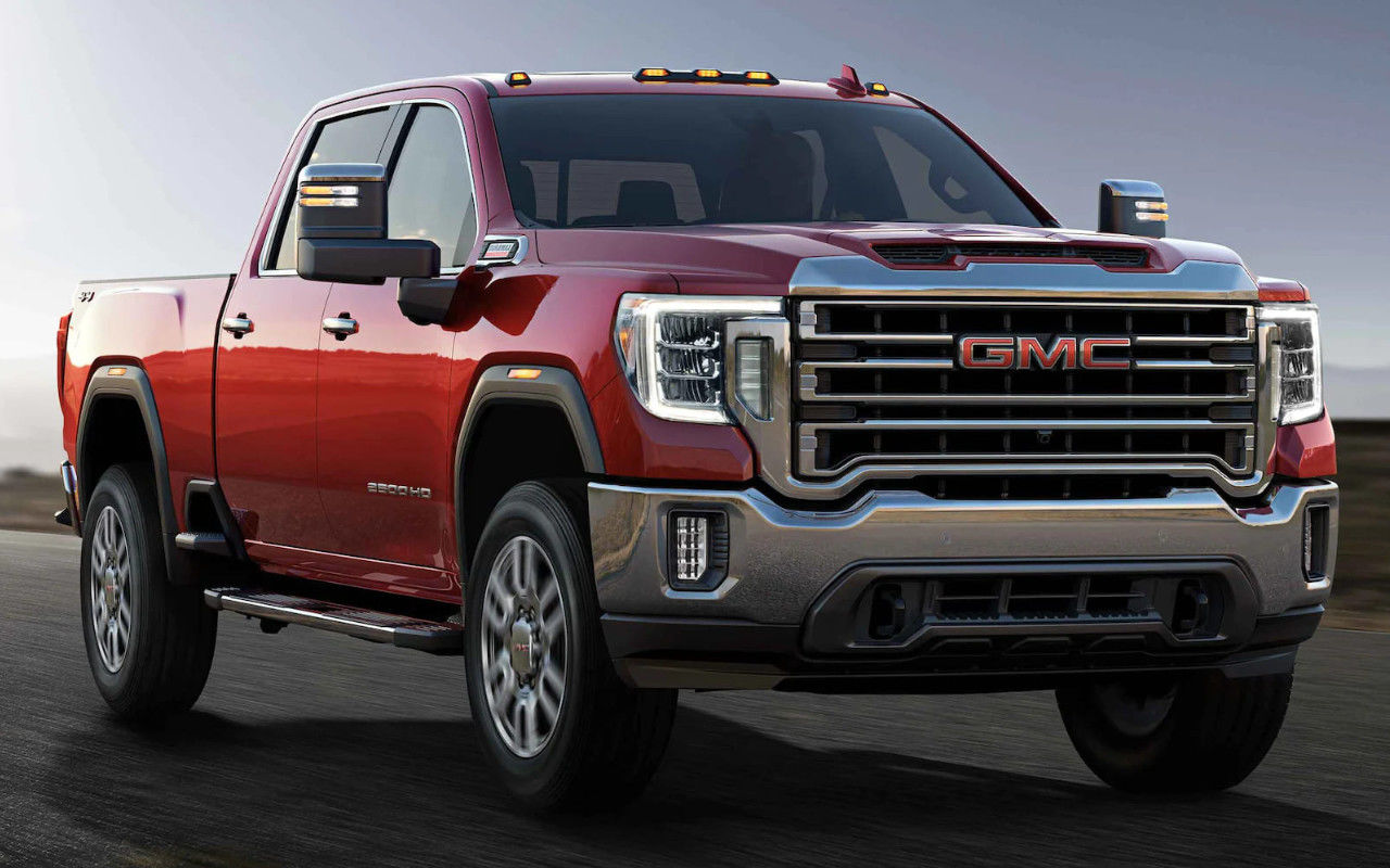 vue latérale avant d'un camion GMC Sierra HD 2023 sur la route