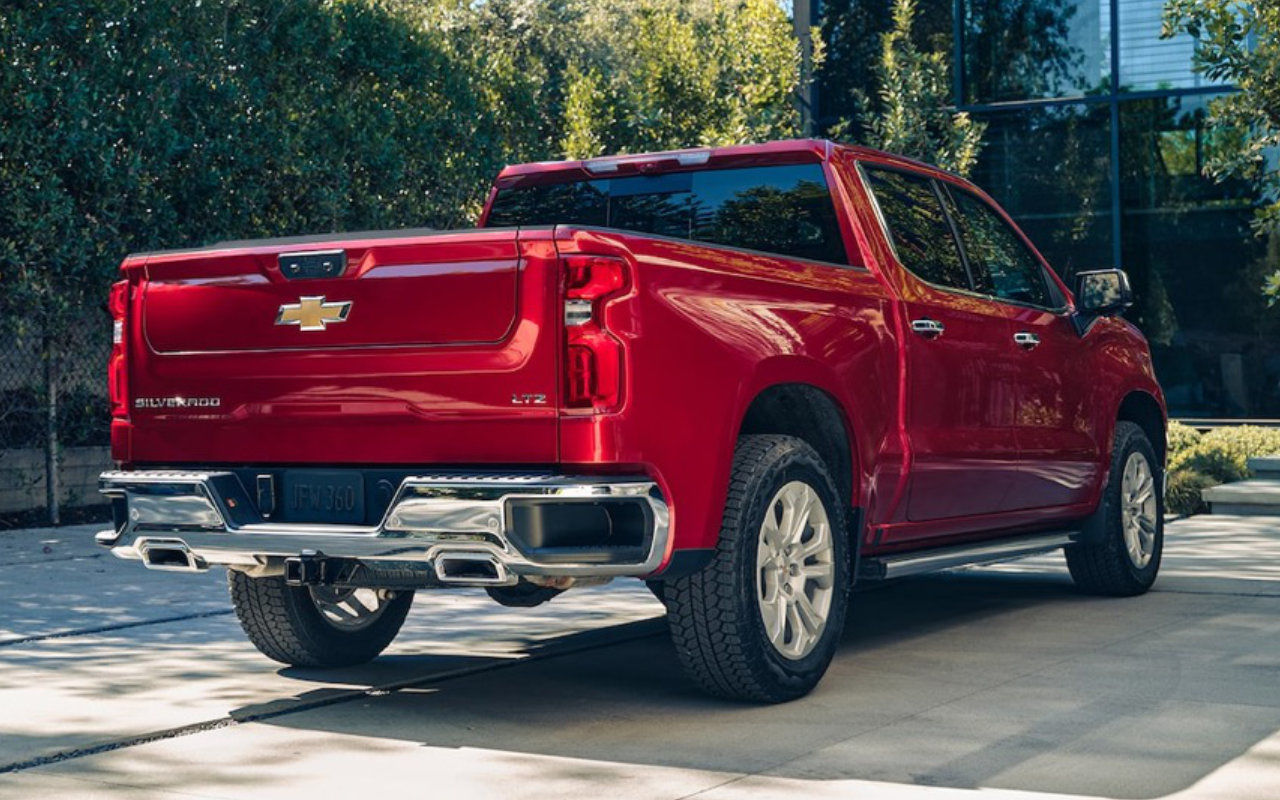 vue latérale arrière d'un camion Chevrolet Silverado 1500 2023