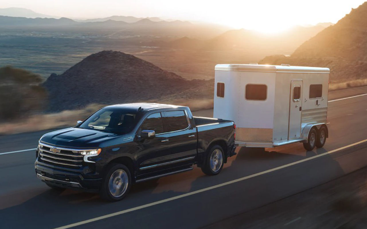 vue latérale avant d'un camion Chevrolet Silverado 1500 2023 sur une route de montagne