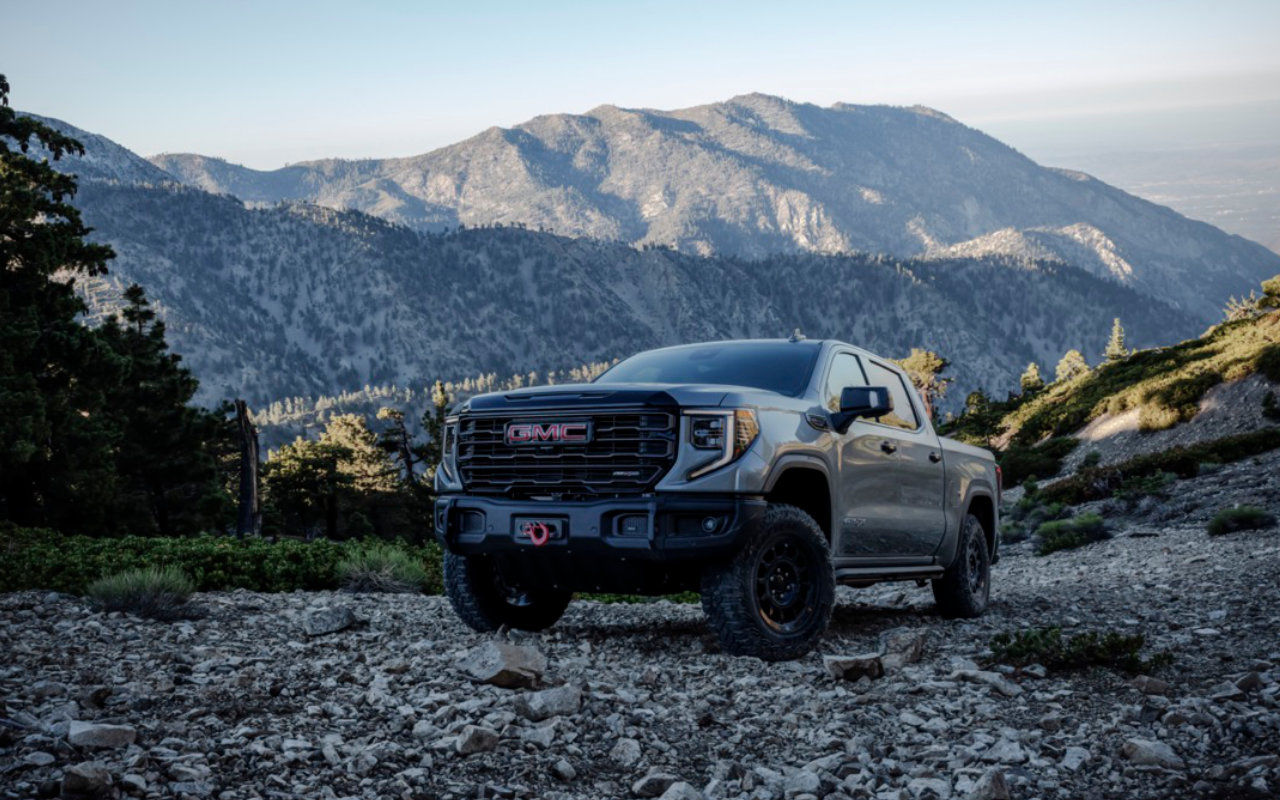 vue latérale avant d'un camion GMC Sierra 2023 en montagne