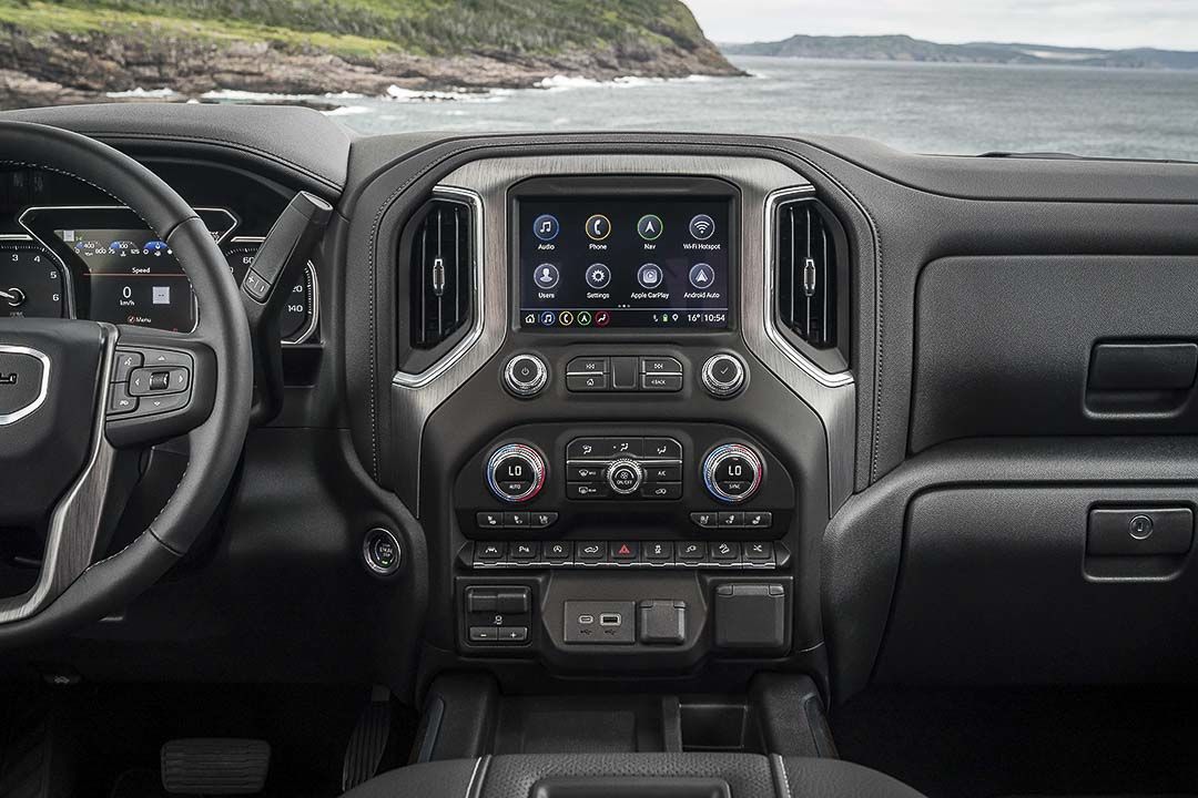 Console centrale du GMC Sierra 1500 Denali 2021 incluant son écran tactile