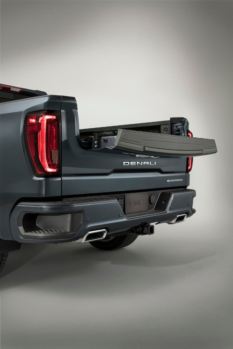 La portière du coffre du GMC Sierra 1500 Denali 2021 ouverte