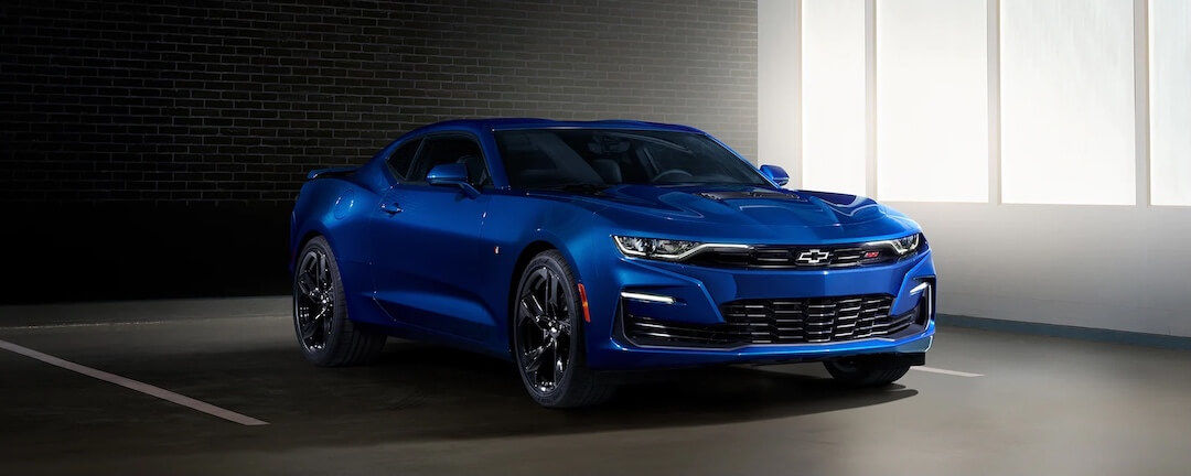 La Chevrolet Camaro 2021 bleue garée dans un stationnement intérieur