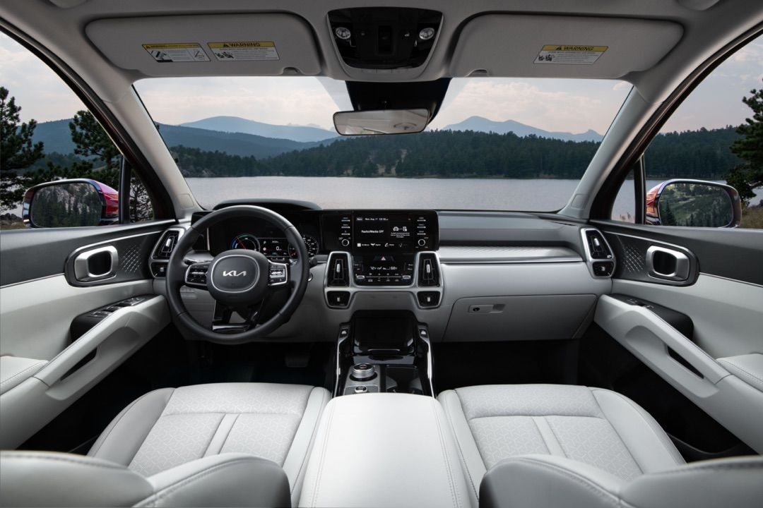 Front interior of the 2023 Kia Sorento HEV including its technologies.