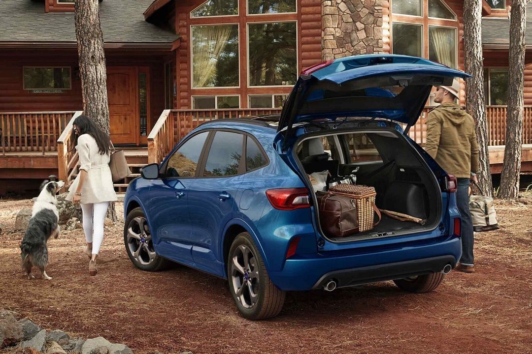 Le coffre ouvert du Ford Escape hybride 2023 bleu montrant son volume de chargement.