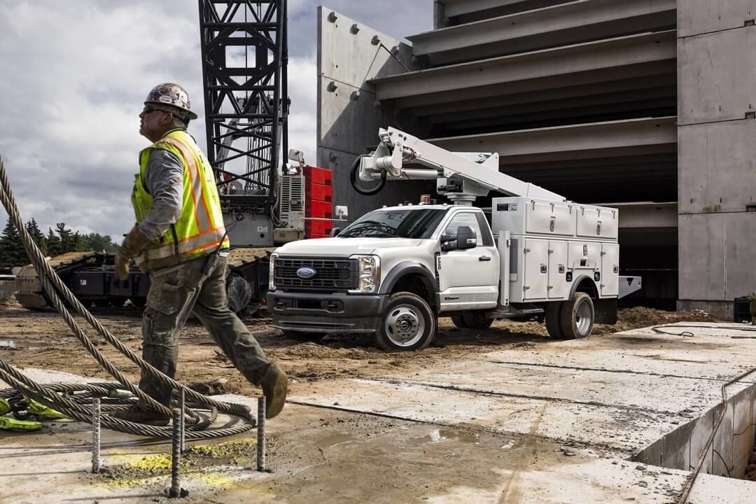 Le Ford Super Duty à châssis-cabine sur un chantier de construction.