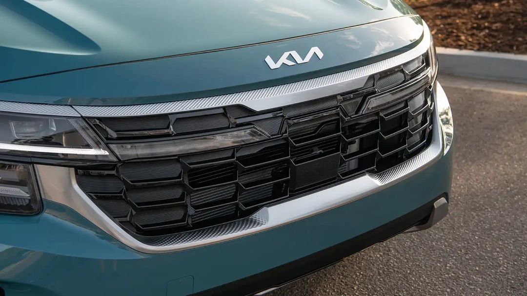 The grille of the 2025 Kia Seltos.