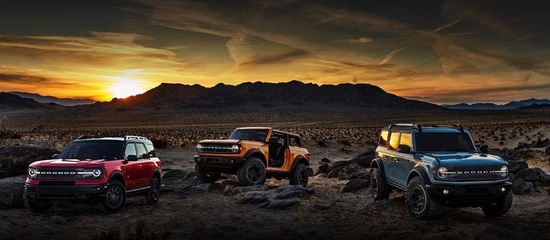 La gamme Ford Bronco dans un désert.
