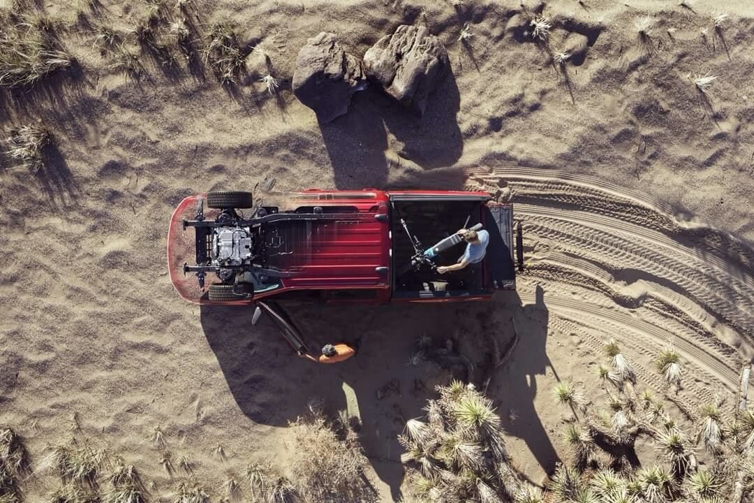 Vue en plongée du Ford F-150 Lightning dans un désert.