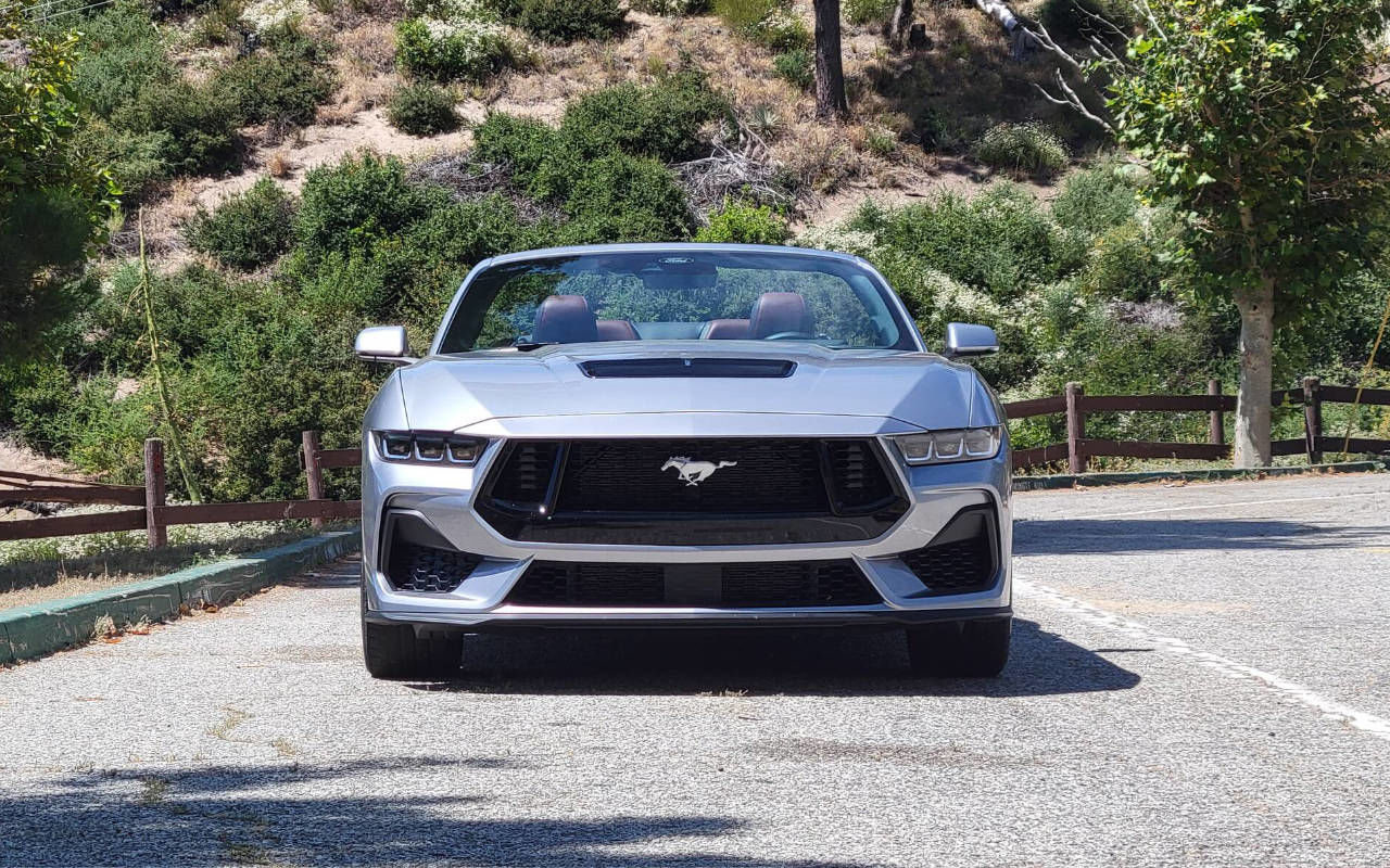 vue frontale d'une Ford Mustang 2024 décapotable en campagne
