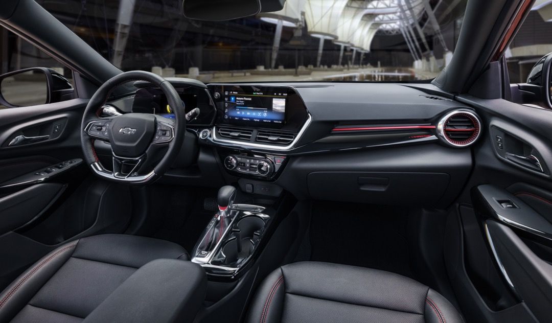 Grand vue sur le tableau de bord et les technologies du Chevrolet Trax 2024.