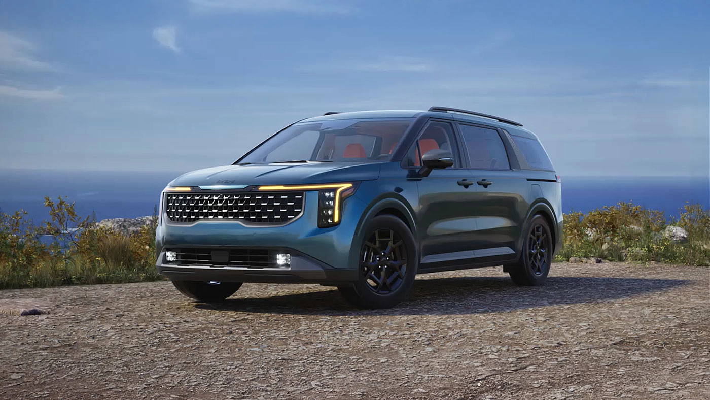 Vue 3/4 avant et lat&eacute;rale du Kia Carnival 2026 en arr&ecirc;t sur colline et vue d'une plaine