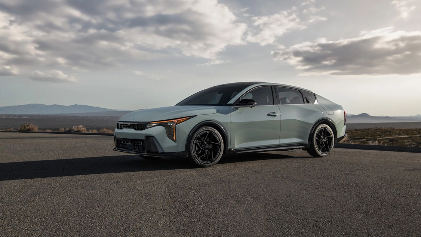 Vue 3/4 avant et lat&eacute;rale du Kia K4 2026 en arr&ecirc;t sur bord de route
