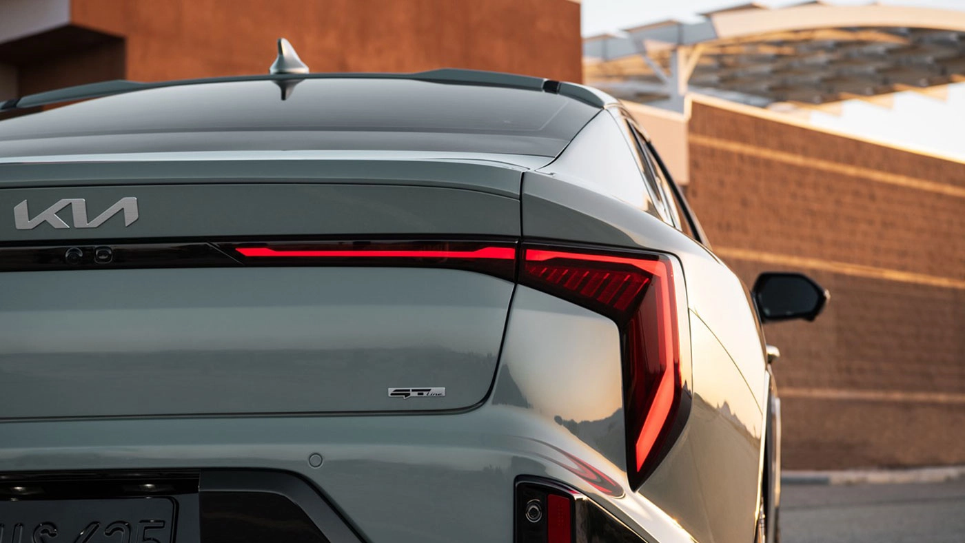 Vue arri&egrave;re du Kia K4 2026 et du feux arri&egrave;re &agrave; DEL de la Kia K4 GT-Line Turbo 2026