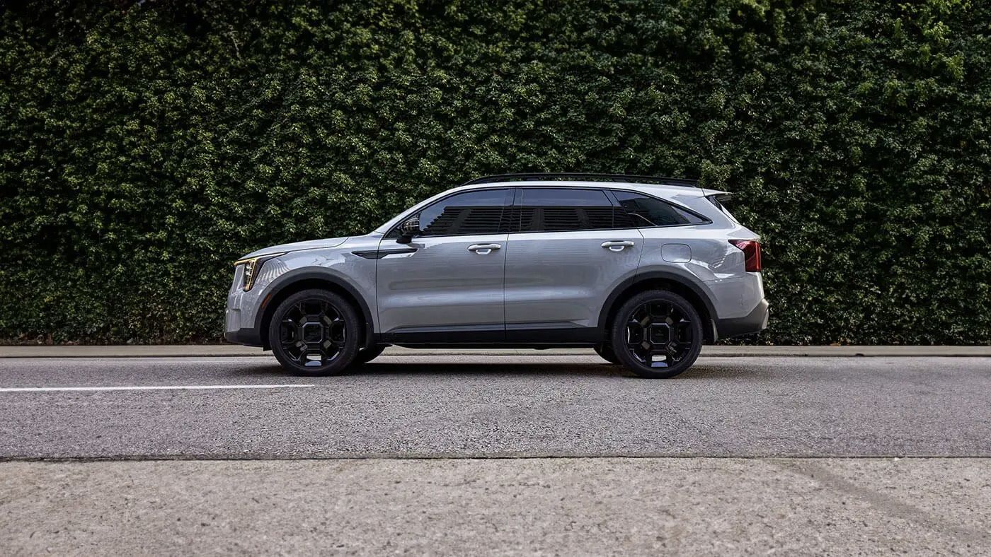 Side view of the Kia Sorento 2025.