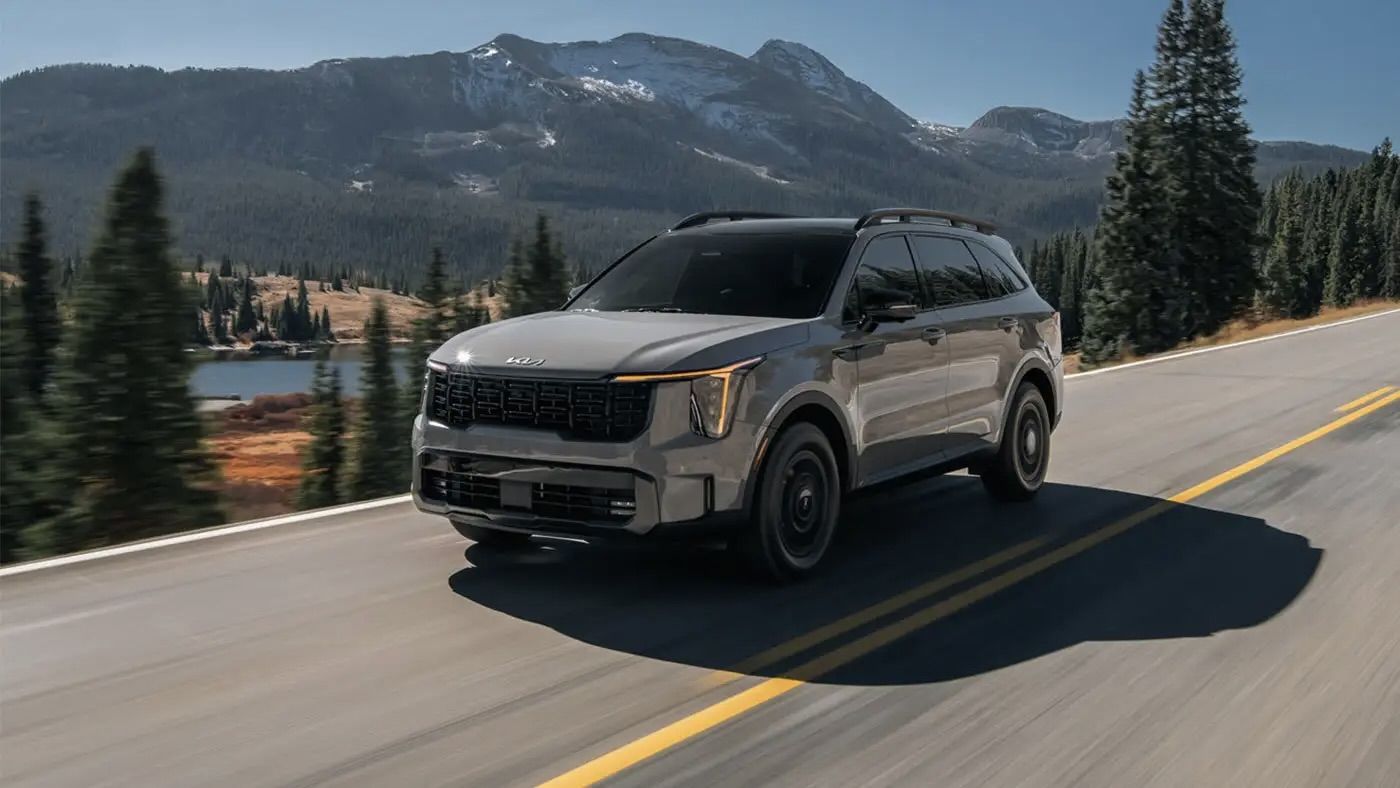 The Kia Sorento 2025 on a mountain road.