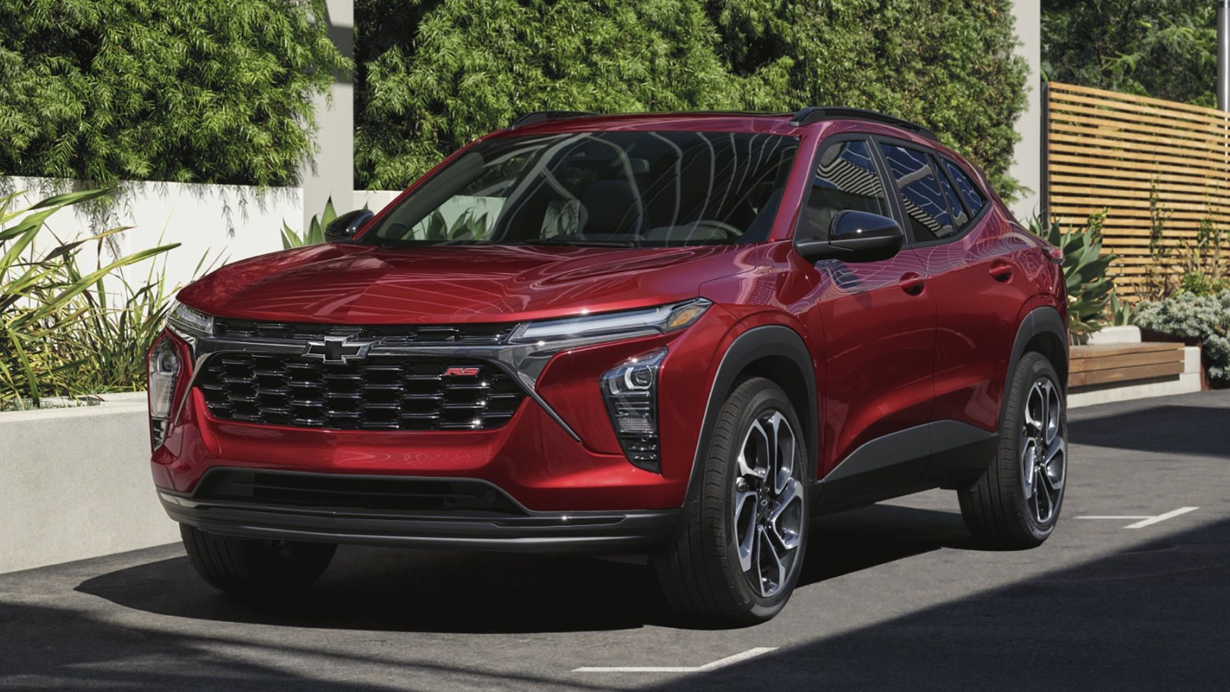 Chevrolet Trax 2025 parked in front of a townhouse.