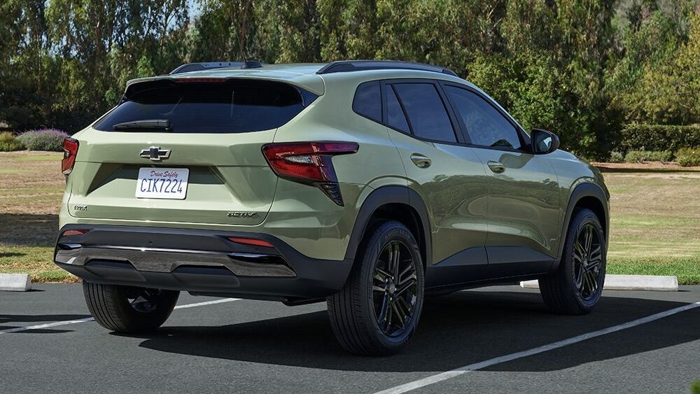 Vue arrière de la Chevrolet Trax 2025 stationné devant un parc.