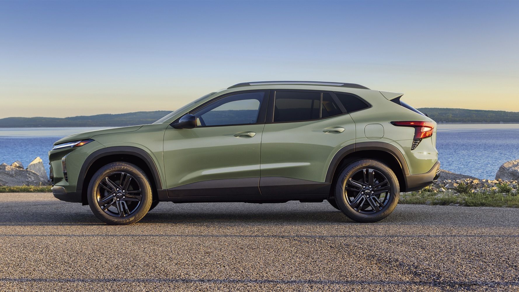 Side view of the Chevrolet Trax 2025 parked at the water's edge.