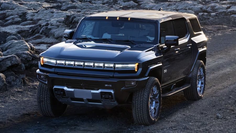 Le Hummer 2025 qui roule sur un chemin de gravel.