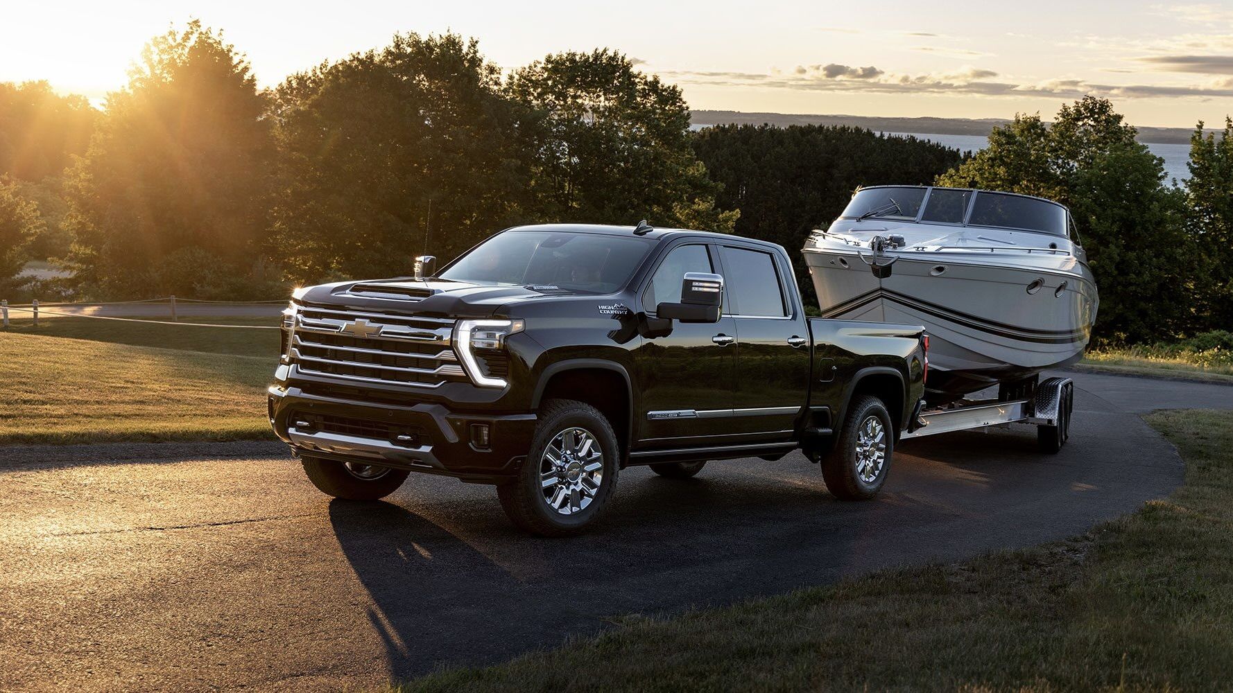 Le Chevrolet Silverado HD 2025 qui tire un petit bateau.