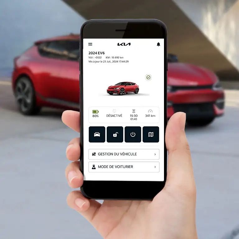 Demonstration on a smartphone of the capabilities of the Kia Connect app.