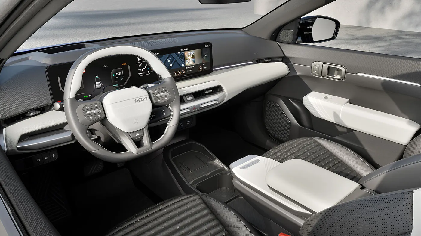 Habitacle de la Kia EV4 avec le volant, les &eacute;crans num&eacute;riques et la console centrale.