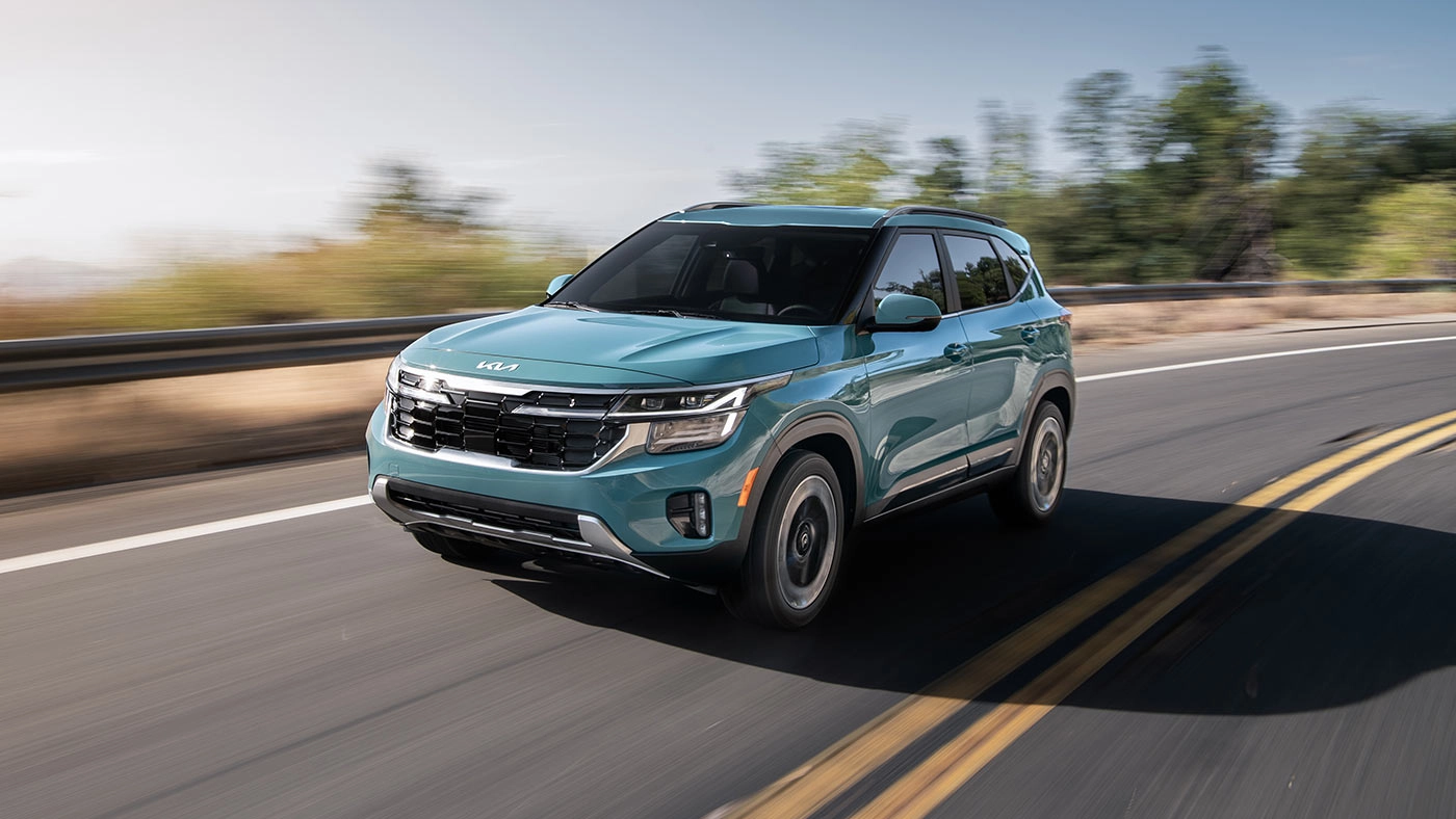 Three-quarter front and side view of the 2026 Kia Seltos on the road at full throttle