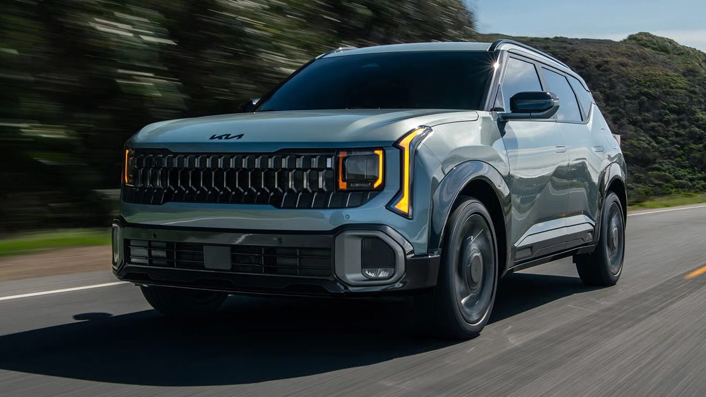 Three-quarter front and side view of the 2027 Kia Seltos on the road at full throttle