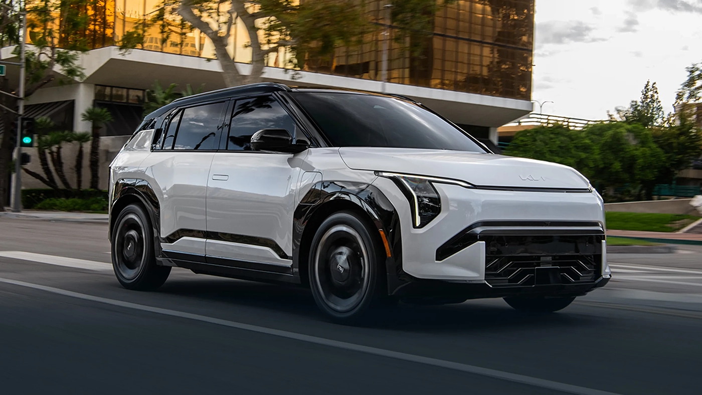 Vue 3/4 avant et lat&eacute;rale du Kia EV3 2027 sur route