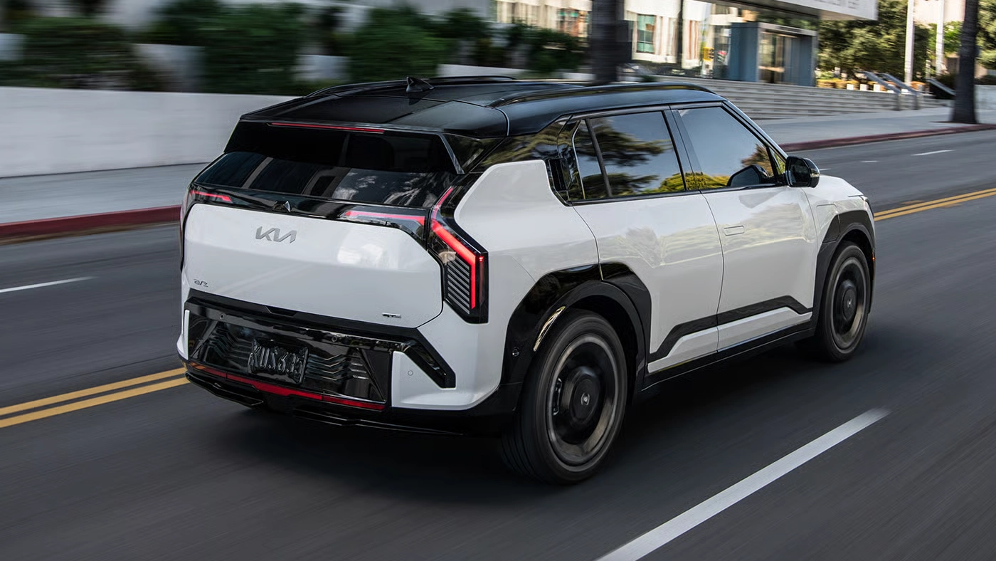 Vue arri&egrave;re du Kia EV3 sur route en pleine puissance