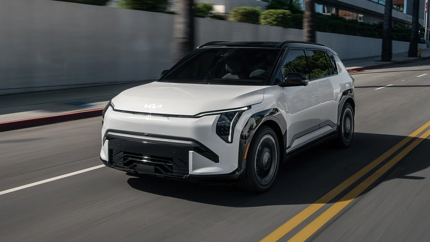 Vue 3/4 avant et lat&eacute;rale du KIA EV3 2027 sur route
