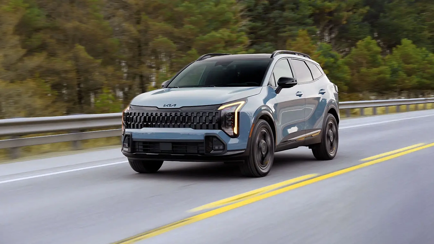 Vue d'un Kia Sportage 2026 sur route avec consommation de carburant r&eacute;duit