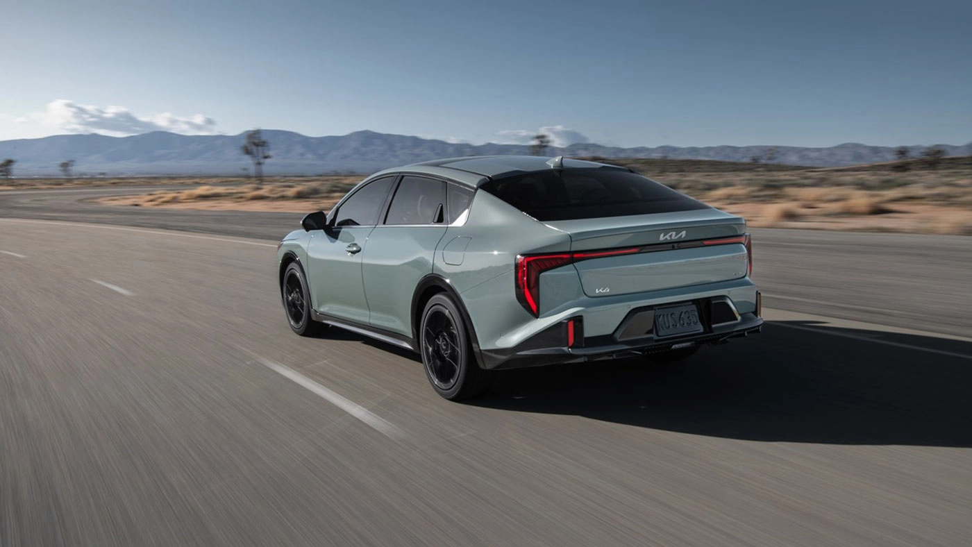 Vue arri&egrave;re du Kia Sedan 2026 sur route