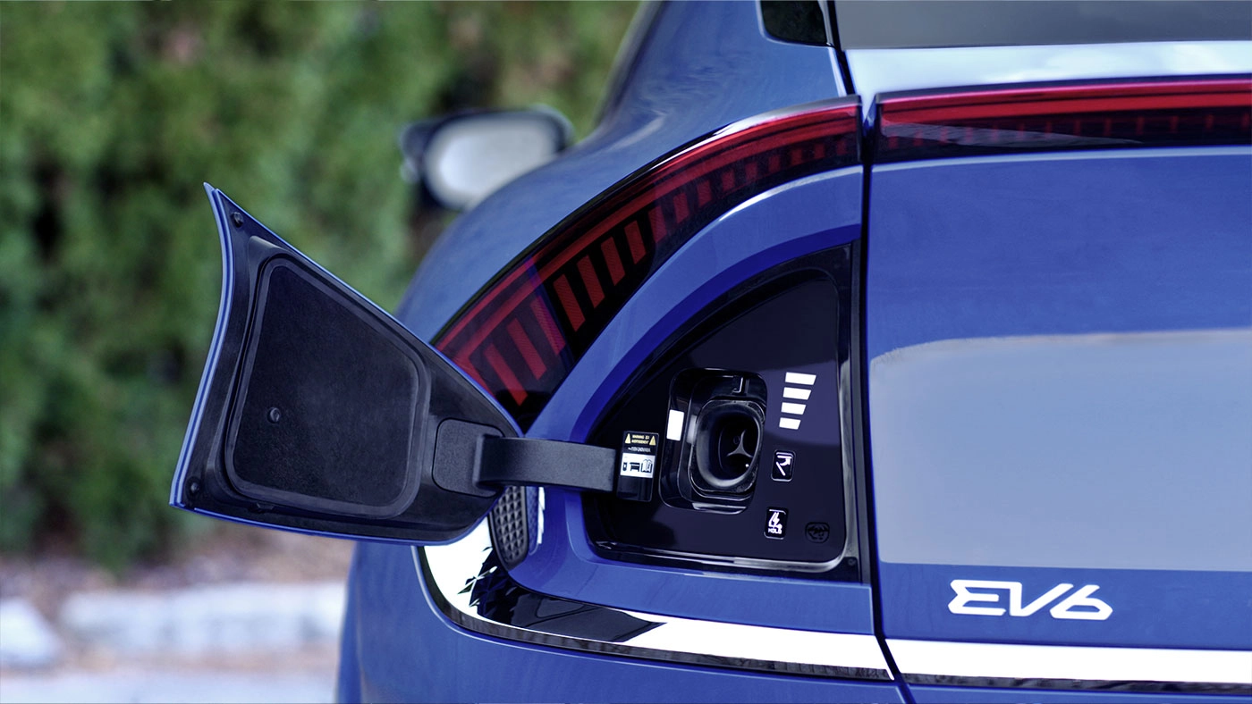 Vue arri&egrave;re de pr&egrave;s du Kia EV6 2026 et de sa trappe de recharge ouverte