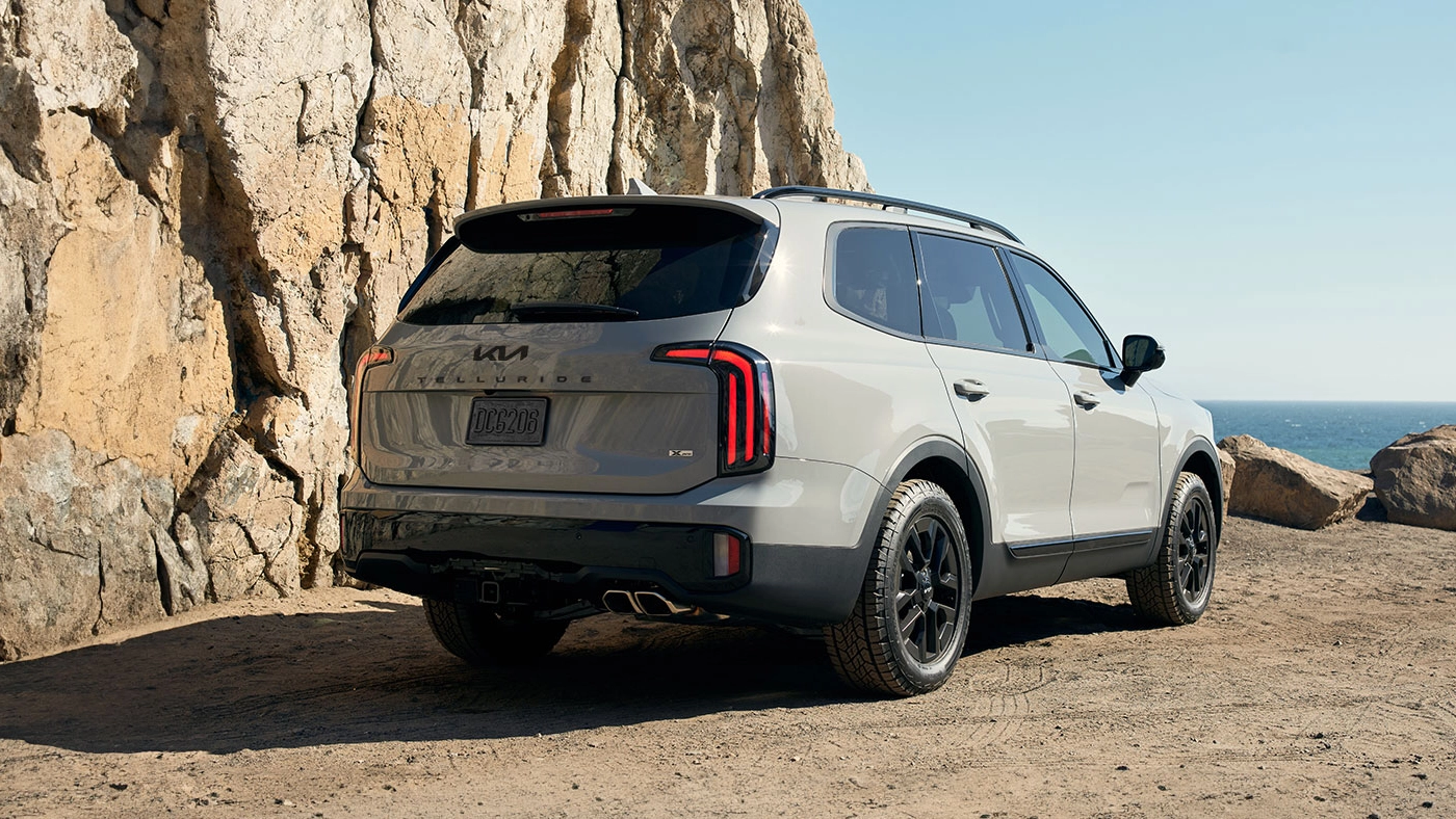 Vue arri&egrave;re de la Kia Telluride 2026 en arr&ecirc;t sur la plage