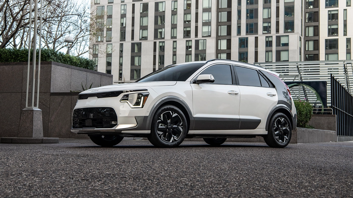 Vue 3/4 avant et lat&eacute;rale du Kia Niro EV, en arr&ecirc;t dans une cour publique