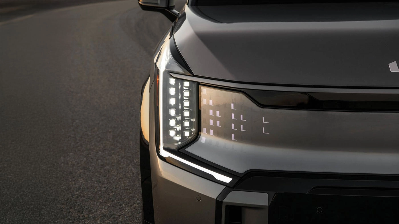 Vue de pr&egrave;s de l'avant du Motif d&rsquo;&eacute;clairage num&eacute;rique et phares &agrave; DEL exclusifs de l&rsquo;EV9 GT 2026
