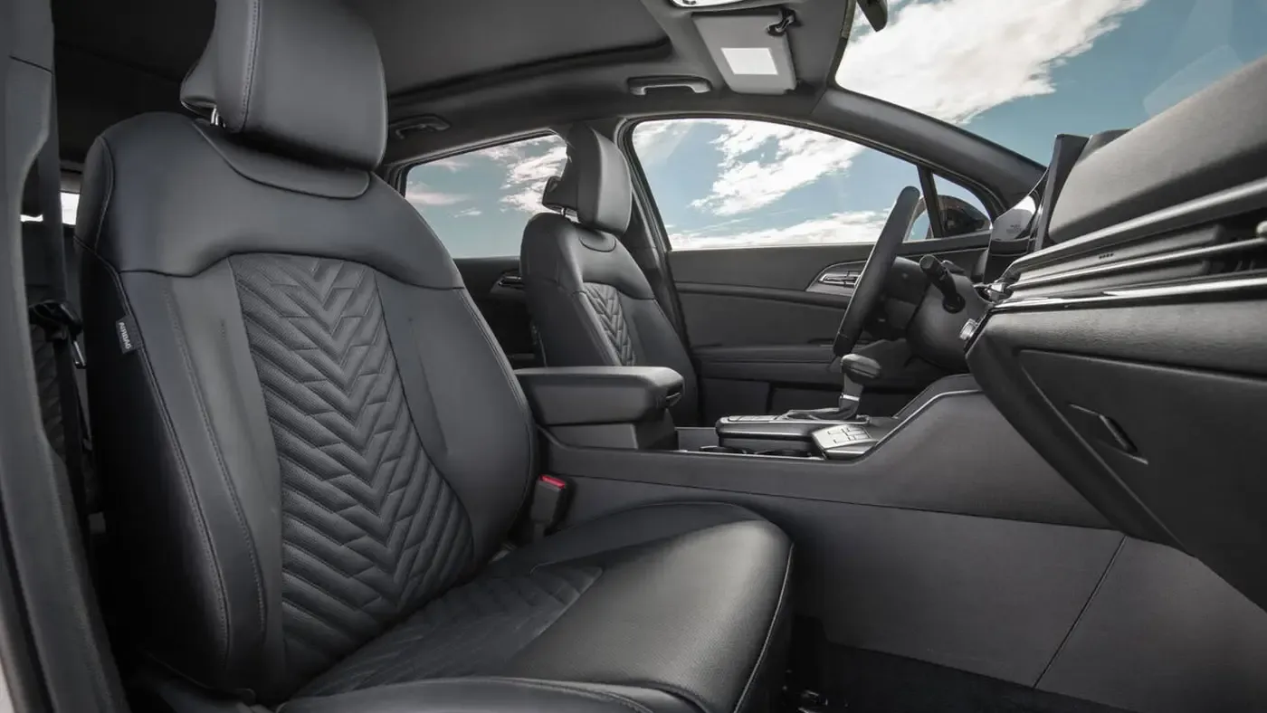 Si&egrave;ges avant et console centrale du Kia Sportage 2026, avec vue sur l&rsquo;am&eacute;nagement int&eacute;rieur.