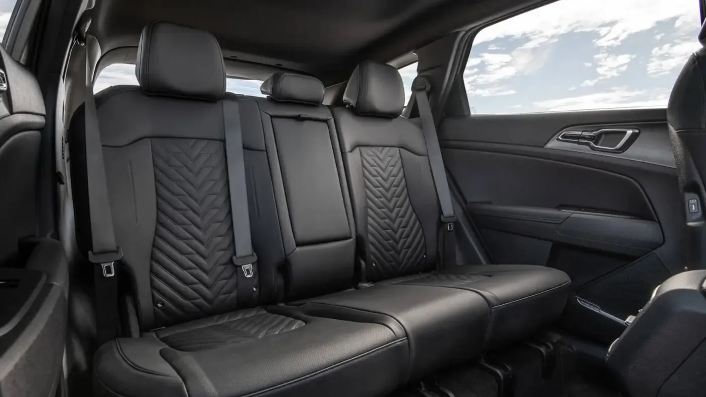 Banquette arri&egrave;re du Kia Sportage 2026 avec trois places et appuie-t&ecirc;tes.