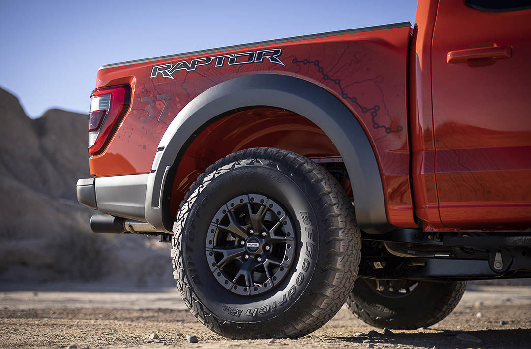 Roue arrière droit de 22 pouces d'un camion Ford F-150 Raptor rouge garé dans un désert