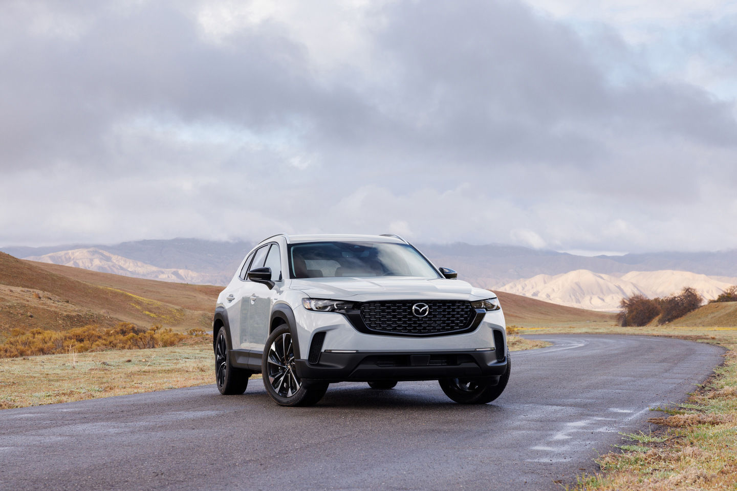 Le Mazda CX-50 hybride 2025 offre une efficacité de 6,2 L/100 km avec la traction intégrale