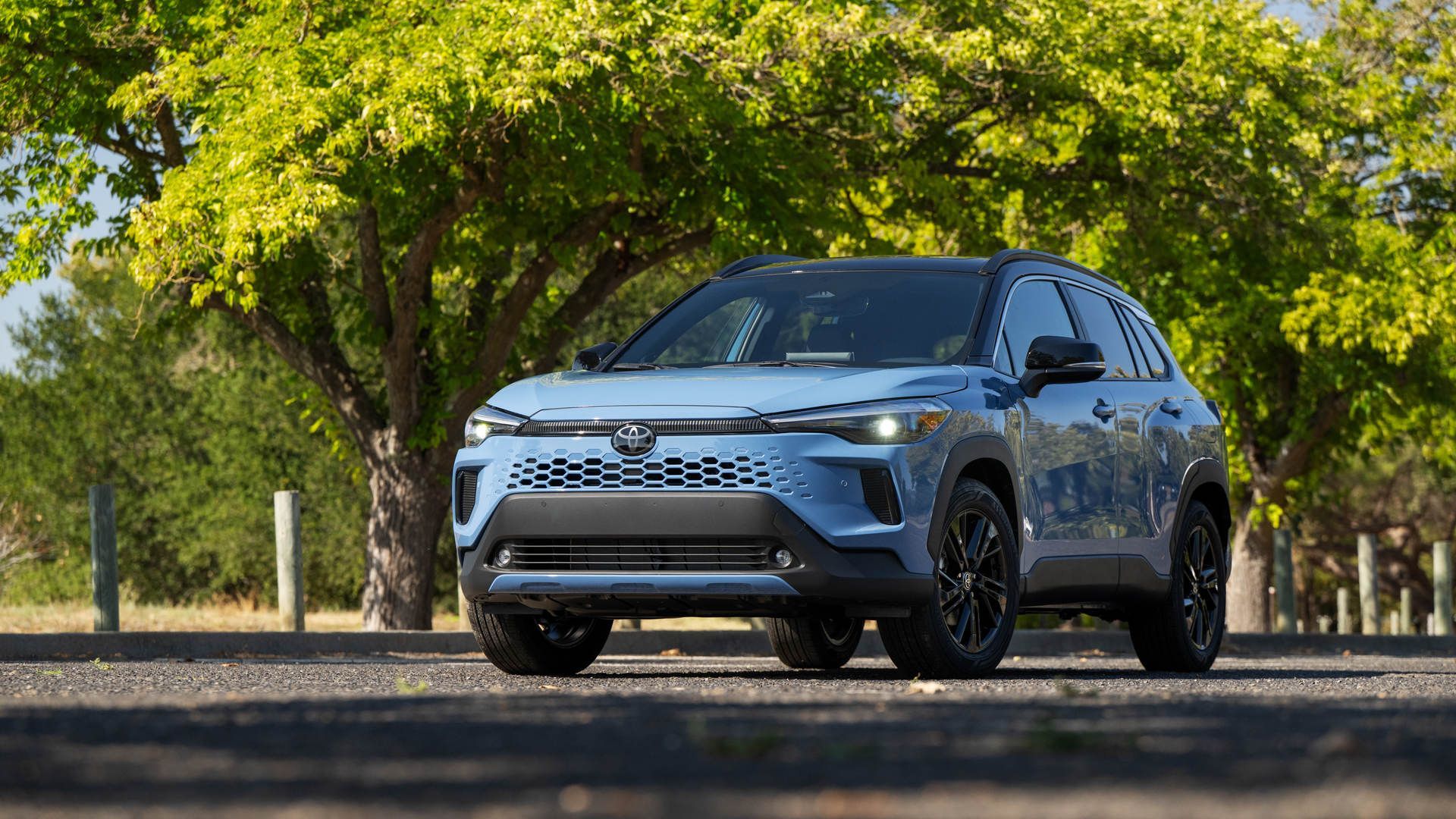 Hybride ou tout électrique? Comparaison de la Toyota Corolla Cross hybride 2026 et du C-HR entièrement électrique