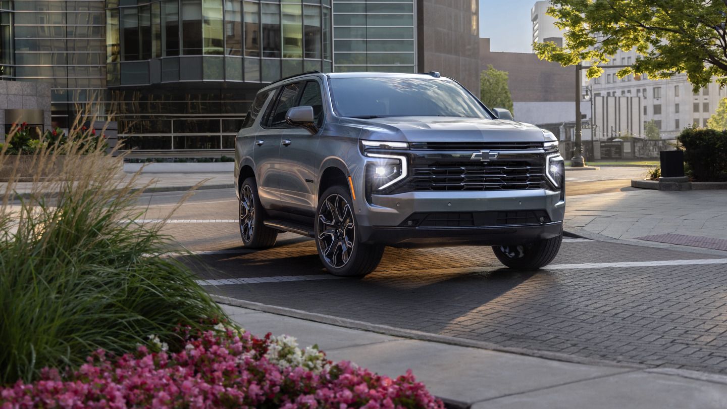 Les quatre VUS pleine grandeur GM 2026 classés selon leur capacité de chargement maximale : Suburban, Yukon XL, Tahoe et Yukon