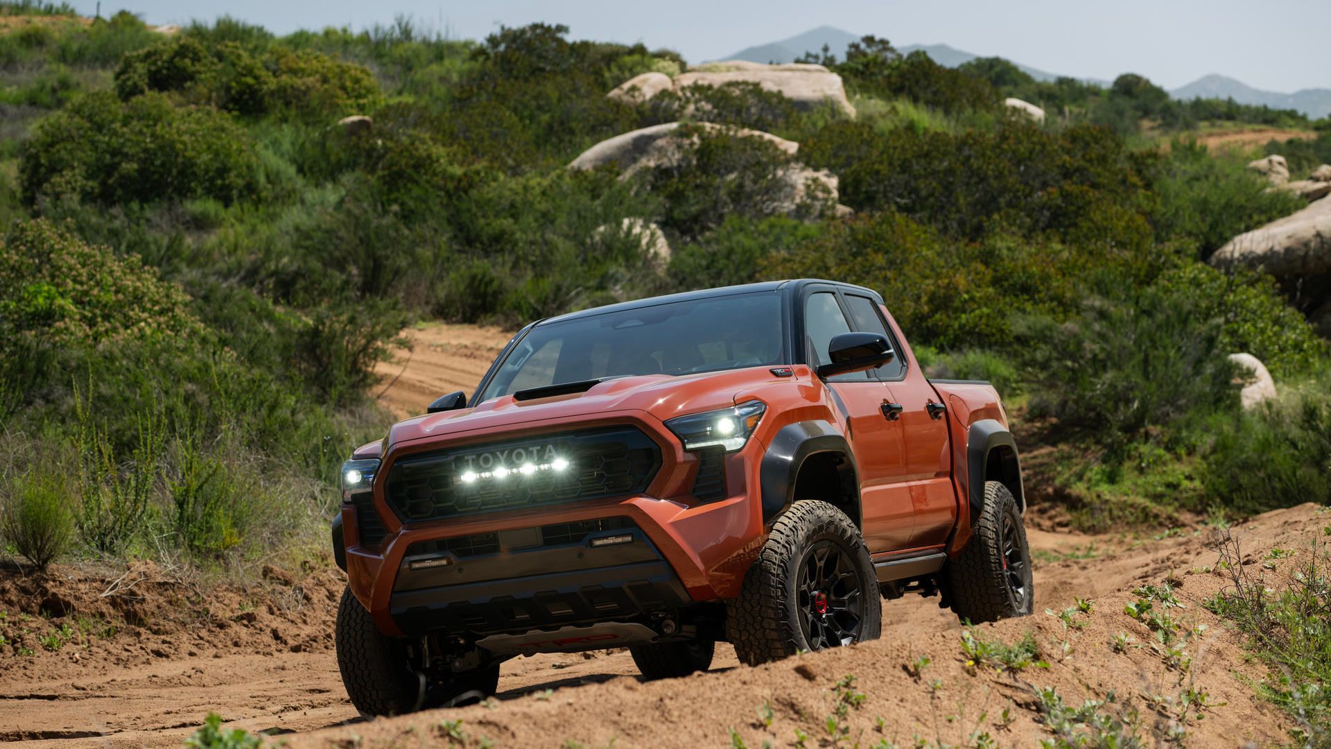 Foire aux questions sur le Toyota Tacoma 2026 : remorquage, versions, offre hybride et fonctions hors route
