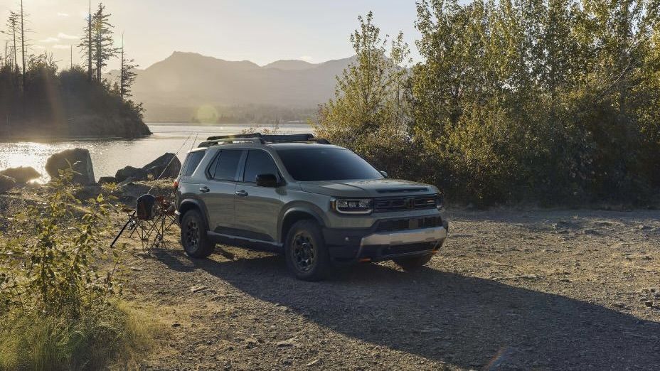 Le Honda Passeport au bord d'un lac.