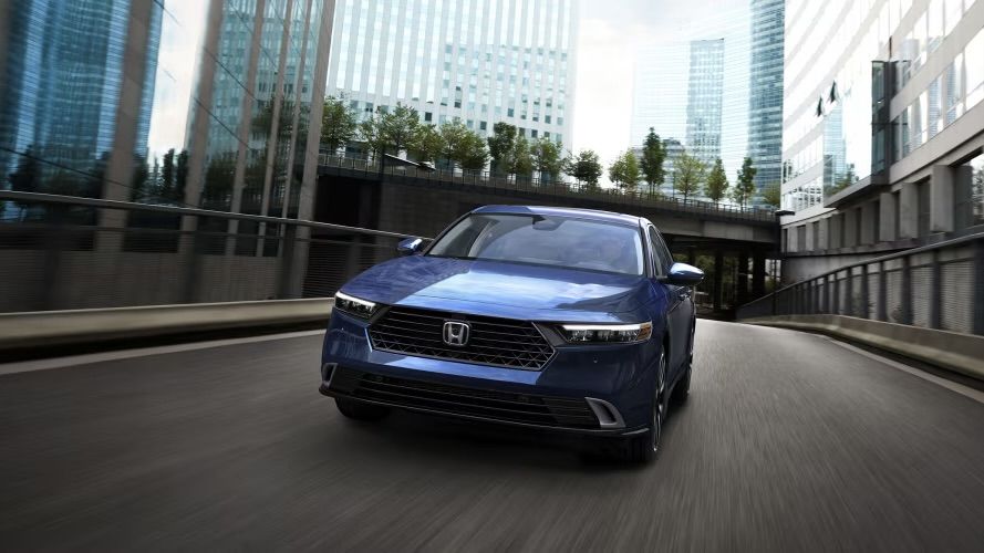 La Honda Accord hybride 2025 qui roule en ville