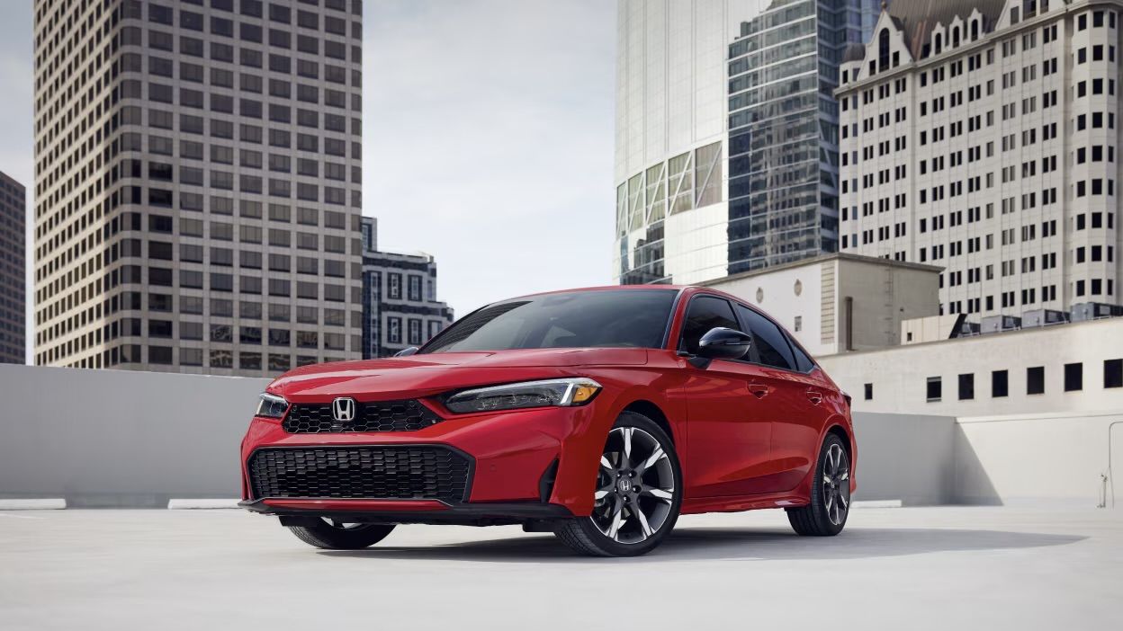 La Honda Civic hybride 2025 stationné en haut d'un immeuble.