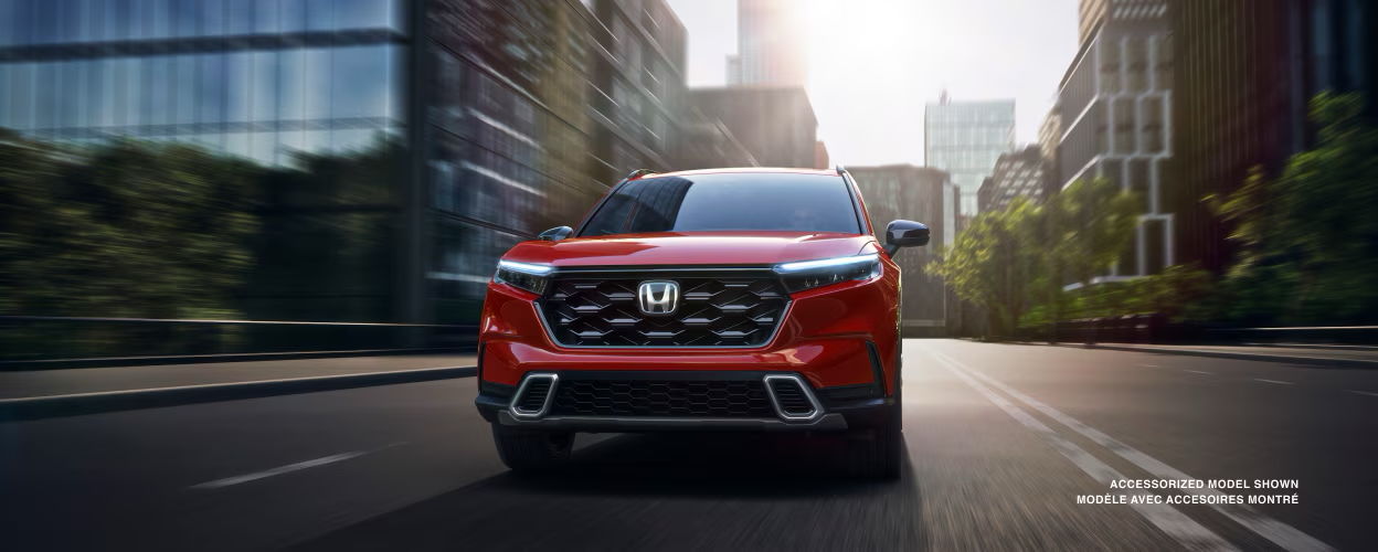 Vue rapprochée sur le Honda CR-V Hybrides 2025 sur une route en ville.