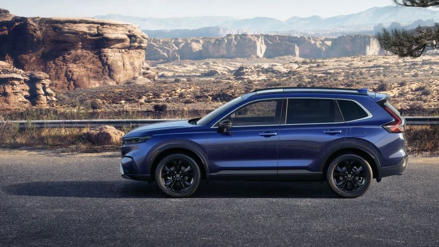 Le Honda CR-V hybride 2025 stationné sur la route.